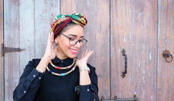 Quelles sont les meilleures façons d'incorporer des foulards en soie vintage dans une tenue moderne?