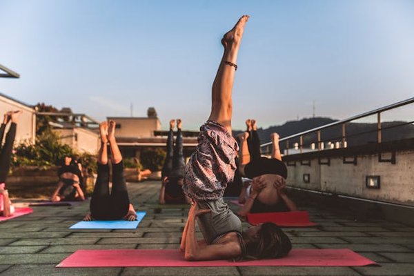 Quels sont les avantages de pratiquer le yoga en plein air et comment commencer?