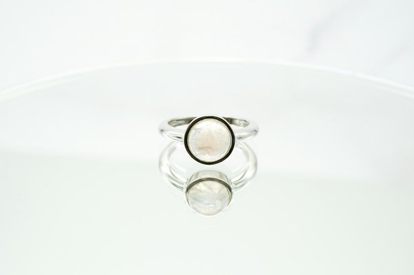 Bague pierre de lune : élégance artisanale et bienfaits apaisants
