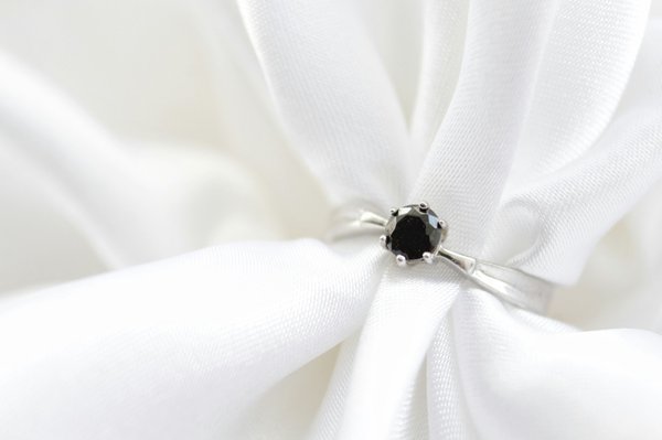 Découverte: bague avec pierre noire en agate chez cloralys